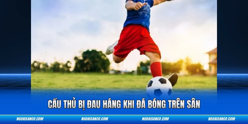 Cầu thủ bị đau háng khi đá bóng trên sân