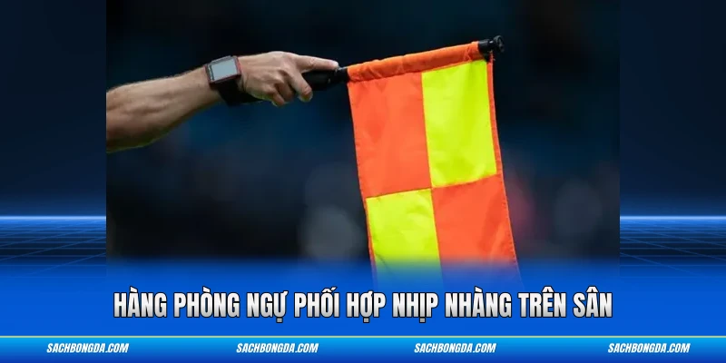 Hàng phòng ngự phối hợp nhịp nhàng trên sân
