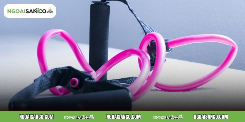 Có nhiều bài tập cùng dây kháng lực tập chân