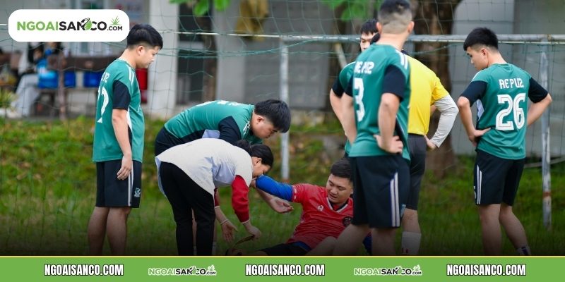 Có nhiều nguyên nhân gây chấn thương khi đá bóng