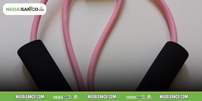 Dùng dây kháng lực tập chân đá bóng rất hữu ích