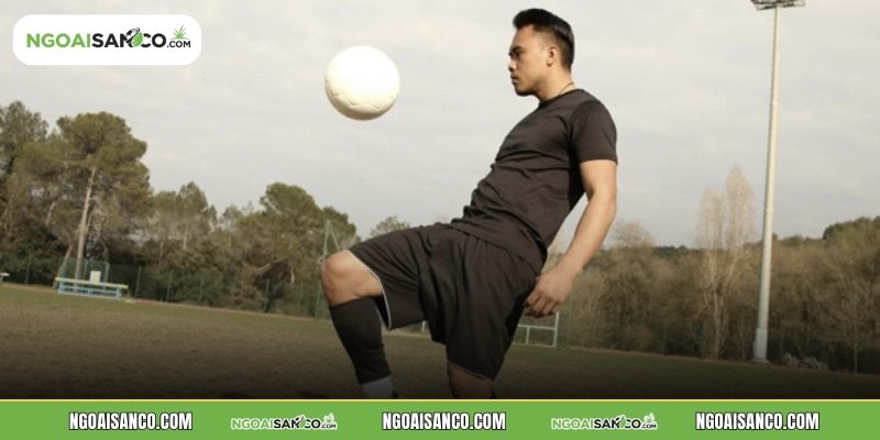 Tâng bóng 2 chân đúng kỹ thuật cần học các bước cụ thể