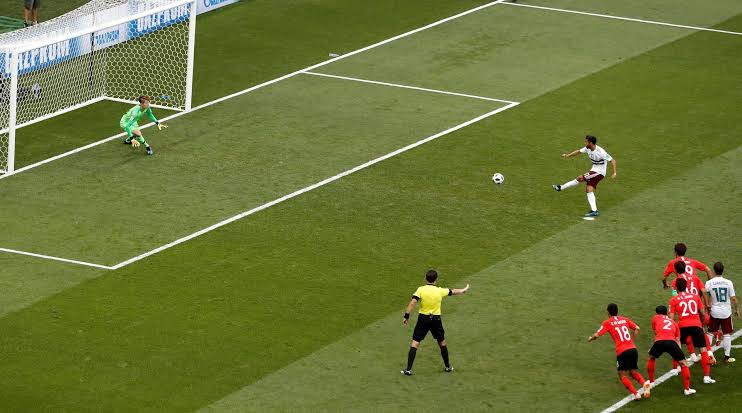 Antonin Panenka thực hiện quả penalty lịch sử tại Euro 1976