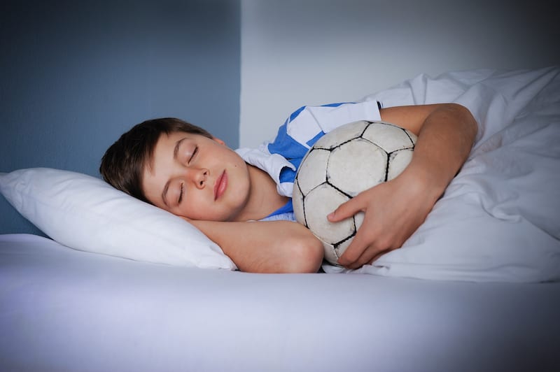 Cách ngủ ngon sau khi đá bóng buổi tối