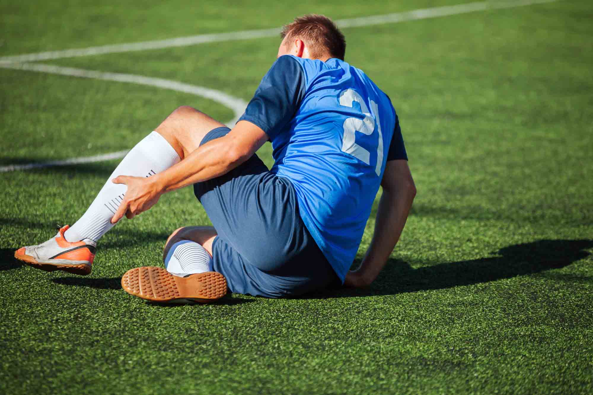 Cách xử lý chuột rút ngay trên sân bóng