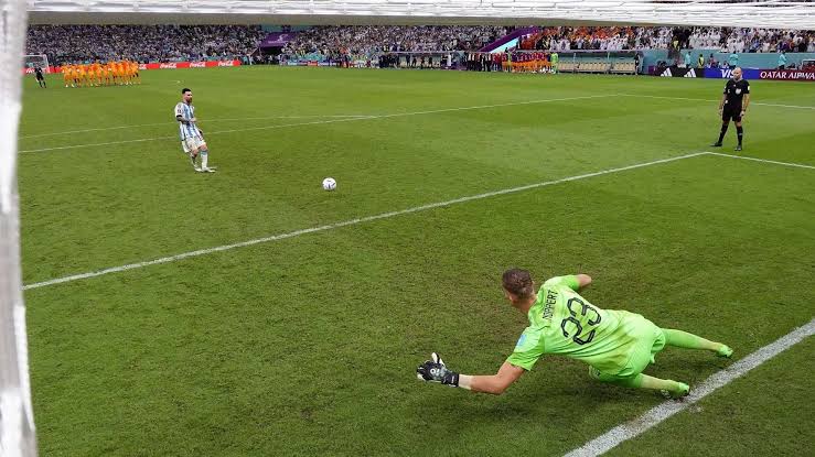 Cơ chế Panenka đánh lừa thủ môn đổ người