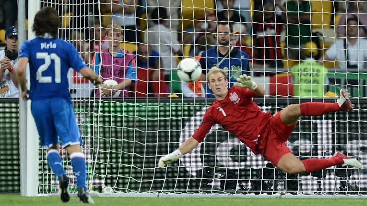 Panenka penalty nhẹ nhàng đưa bóng vào giữa khung thành