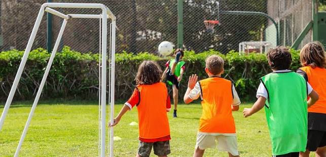 Tiền đạo cắm có nhiệm vụ gì?