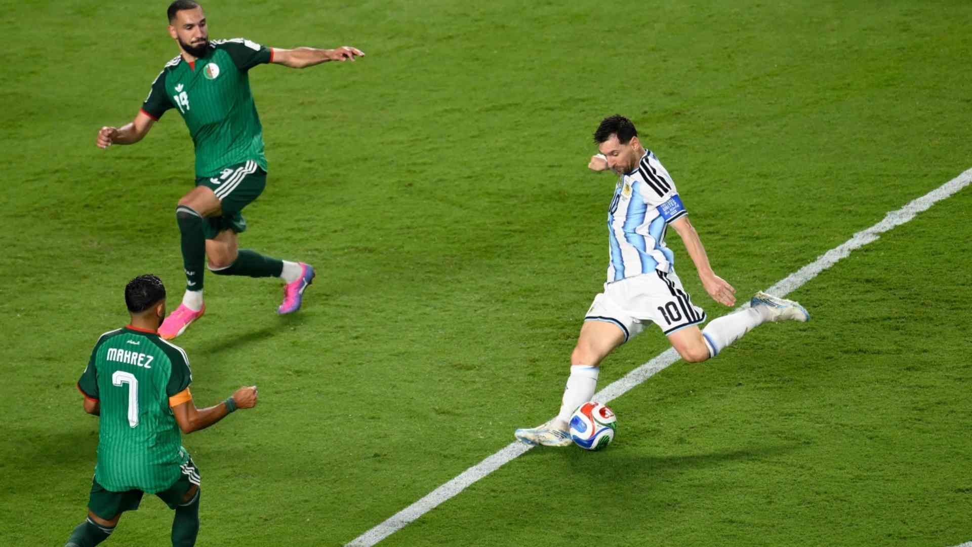 Ưu điểm và nhược điểm của sơ đồ 4-3-3 trong bóng đá