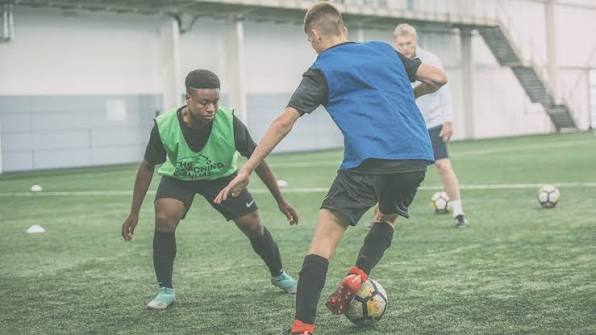 Ưu điểm và nhược điểm của sơ đồ 3-5-2 trong bóng đá